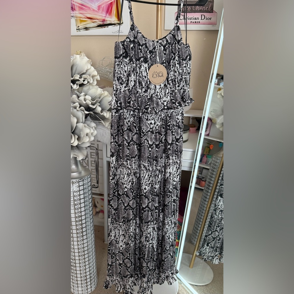 Black & White Snake-Print Sleeveless Jumpsuit - Picture 1 of 5